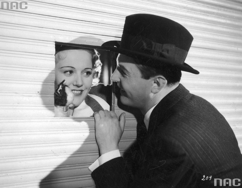 Jan Kiepura jako Jan Morena i Lien Deyers jako Susi w jednej ze scen filmu "Kocham wszystkie kobiety", 1938, fot. fot. Narodowe Archiwum Cyfrowe (NAC)